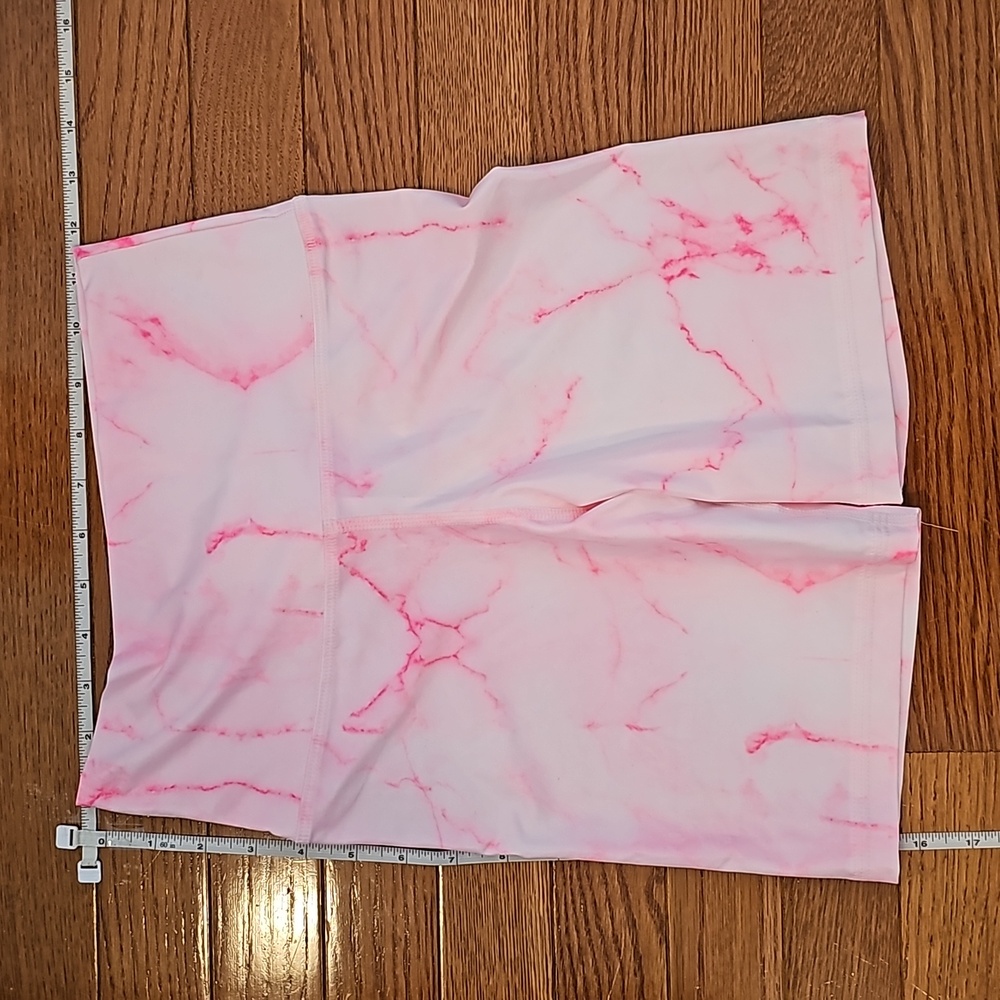 High rise biker shorts in pink tie dye